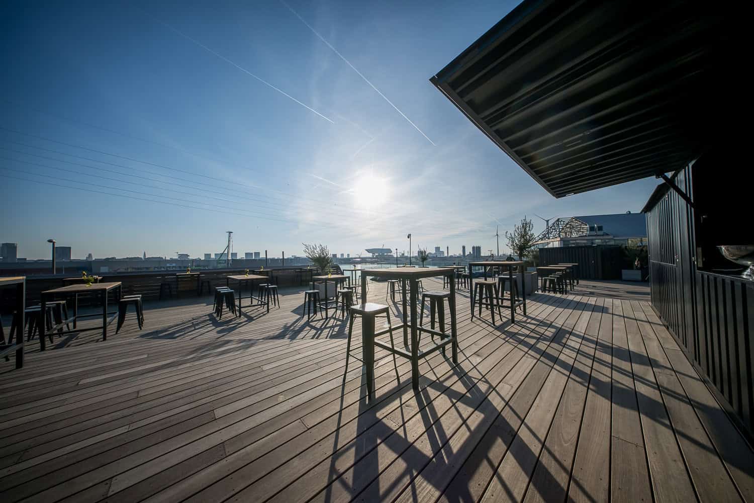 Moderne rooftop bar met terras en uitzicht over Antwerpen, geniet van cocktails en snacks op een zonnige dag in Brisa Antwerpen.