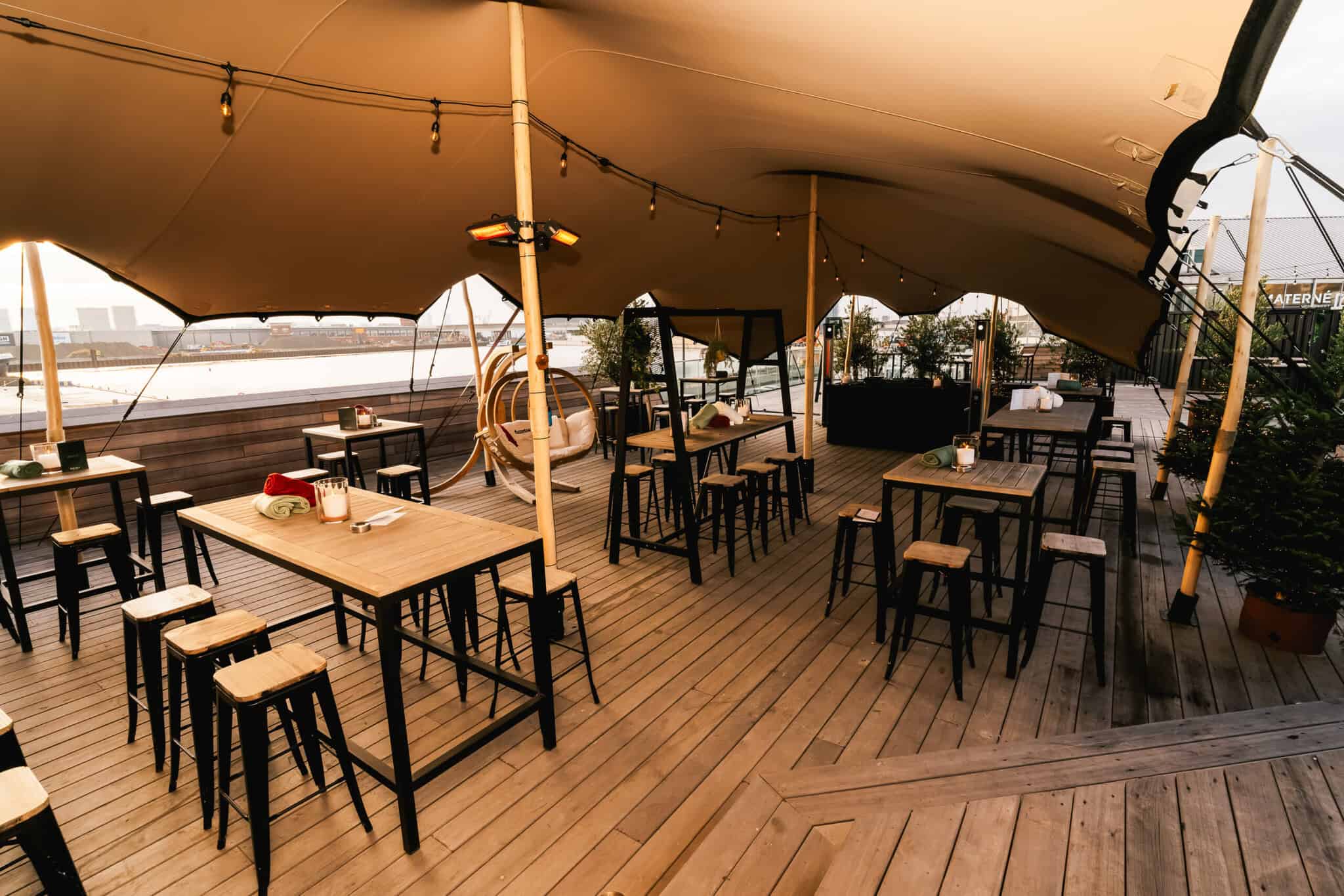 Rooftop terras van Brisa Antwerp met gezellige zitplaatsen en uitzicht over de stad. Perfect voor ontspannen diners en drankjes in een stijlvolle setting.